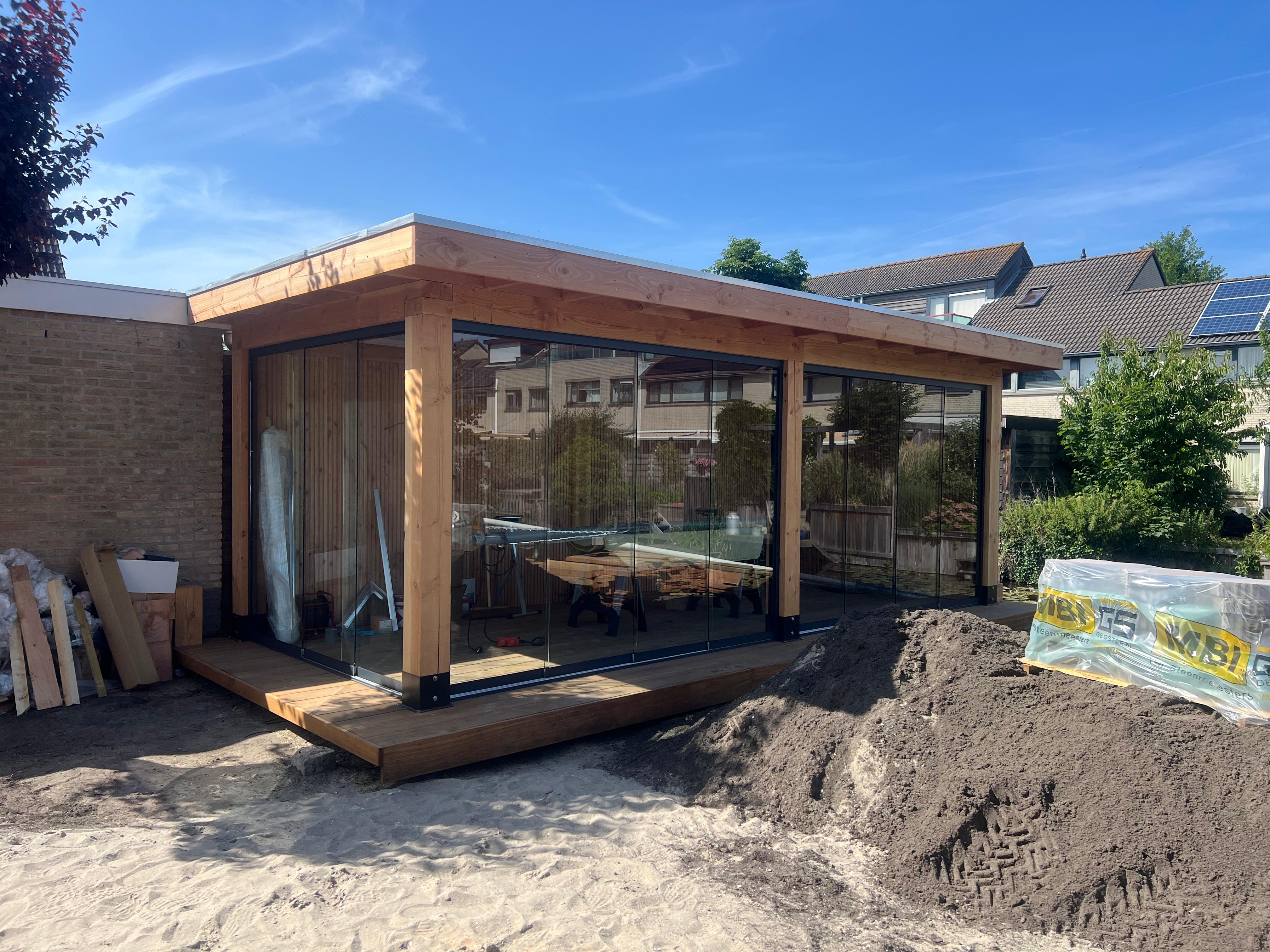 Luxe Tuinpaviljoen met Glazen Schuifwanden -- Het Hele Jaar Buitenleven