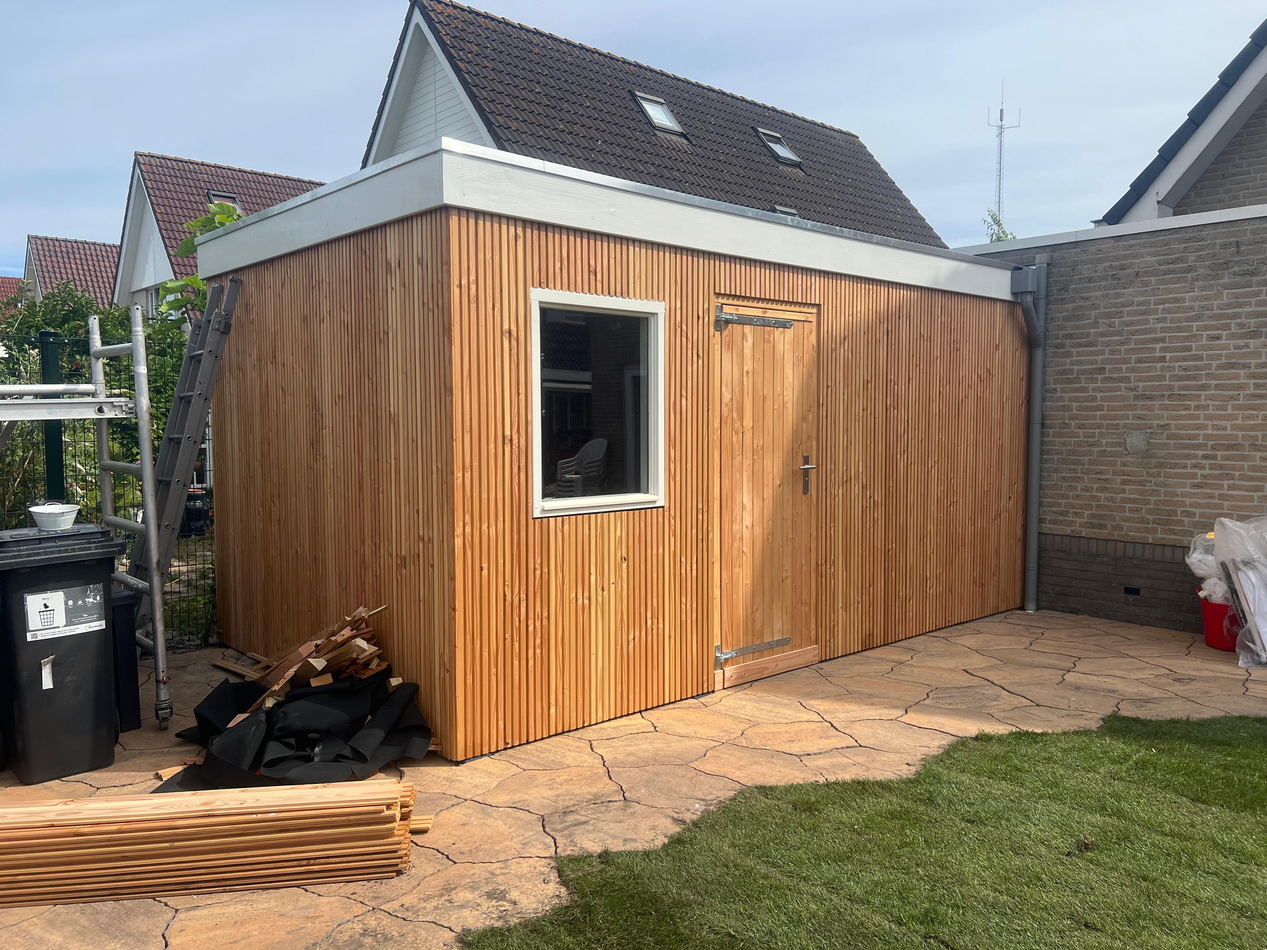 Maatwerk Houten Tuinschuur -- Functioneel en Sfeervol