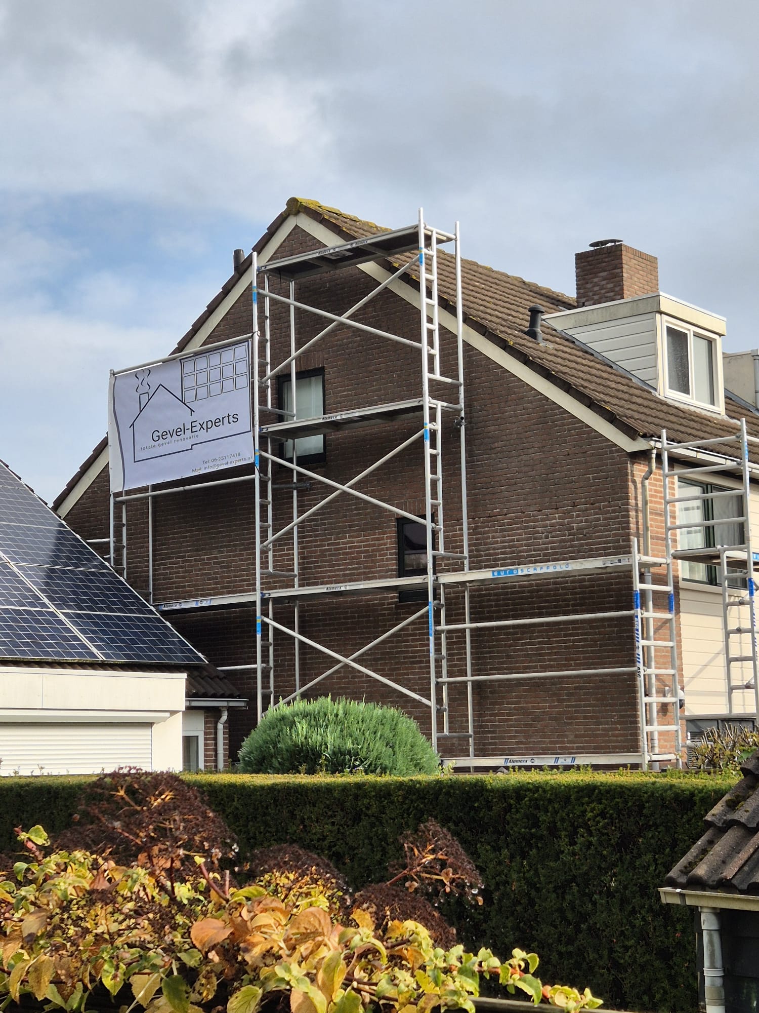 Gevel voor reiniging - vervuild metselwerk